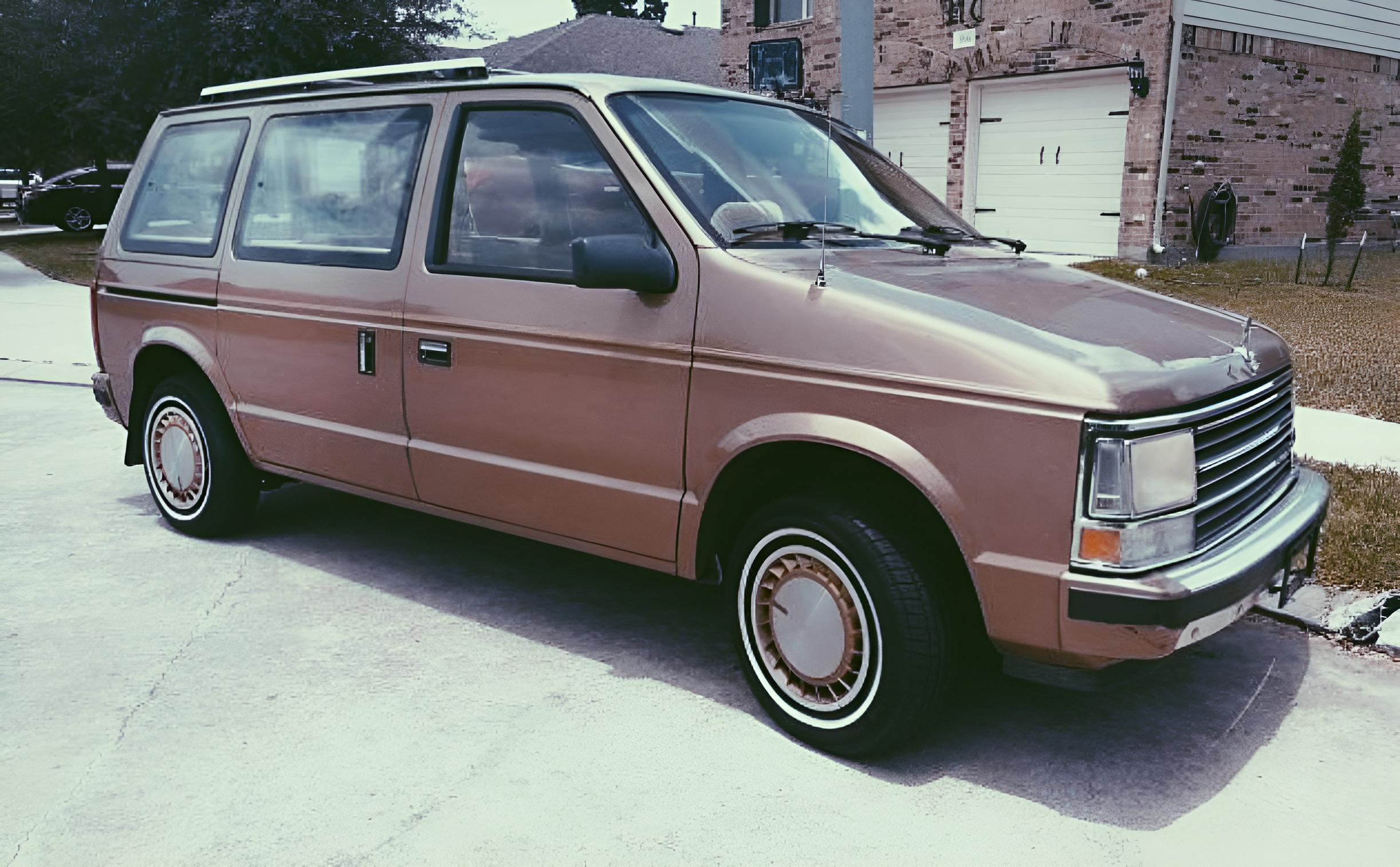 dodge caravan em frente a uma casa, aprimorada por IA