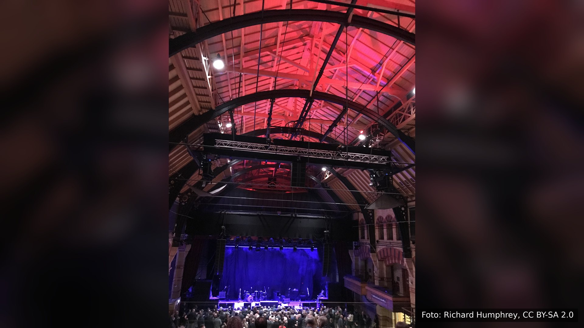 O interior do Cambridge Corn Exchange durante um show
