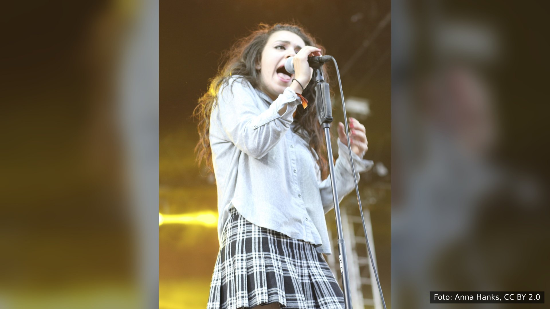 Charli XCX cantando no festival Positivus, em 2013
