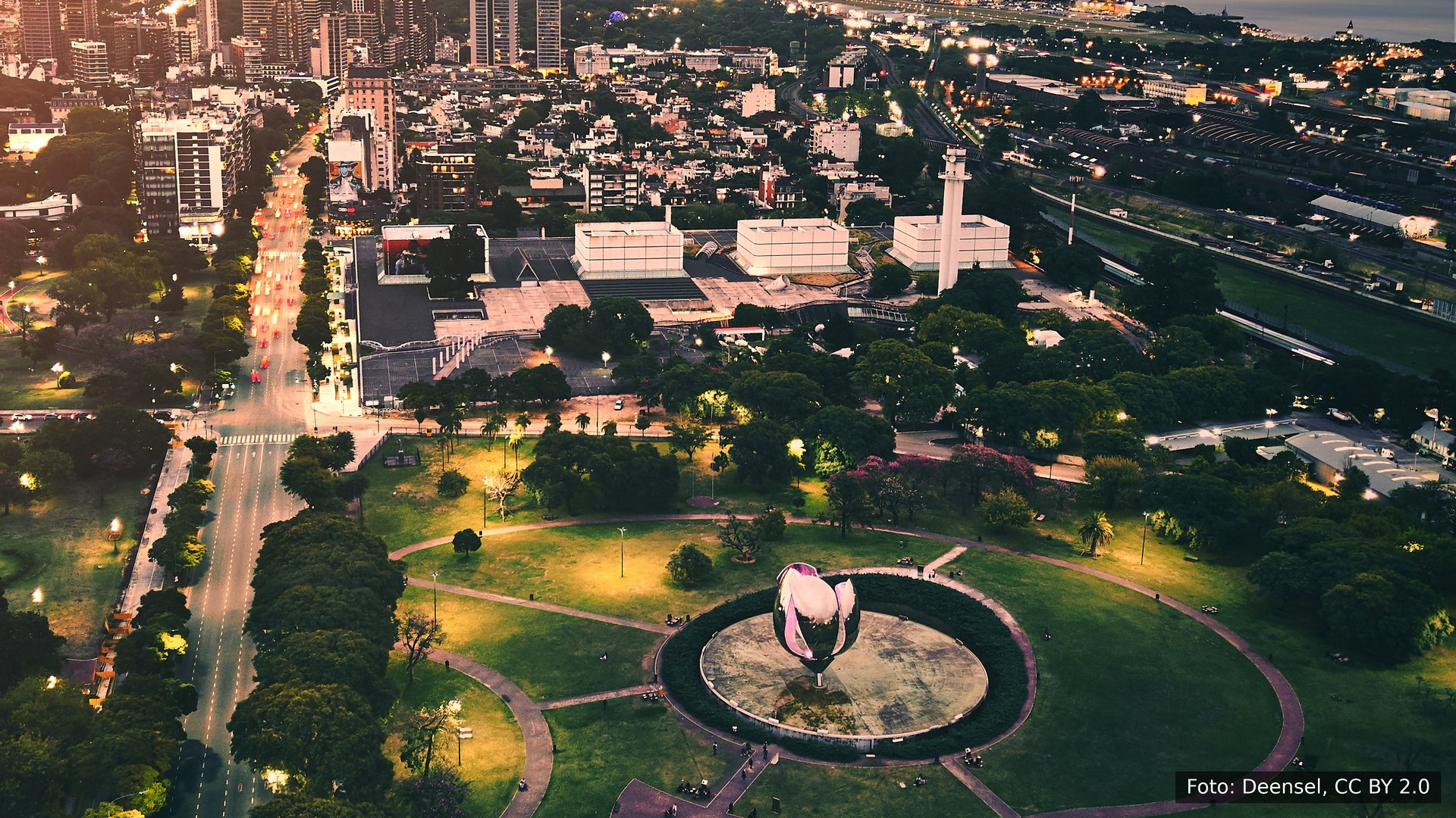 Os parques de Palermo, em Buenos Aires, ao entardecer, com a escultura Floralis Genérica