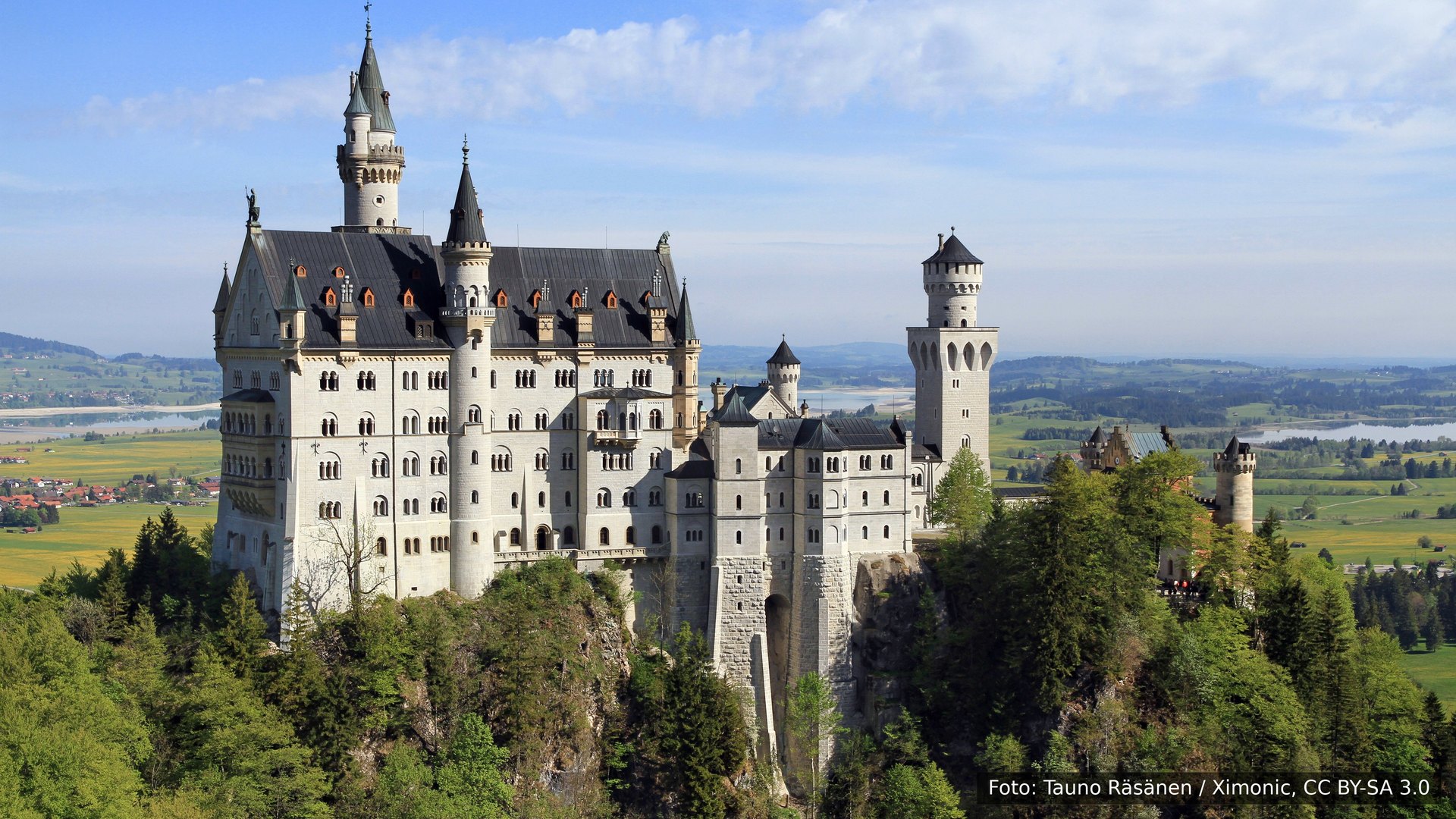 O castelo de Neuschwanstein visto da ponte Marienbrücke