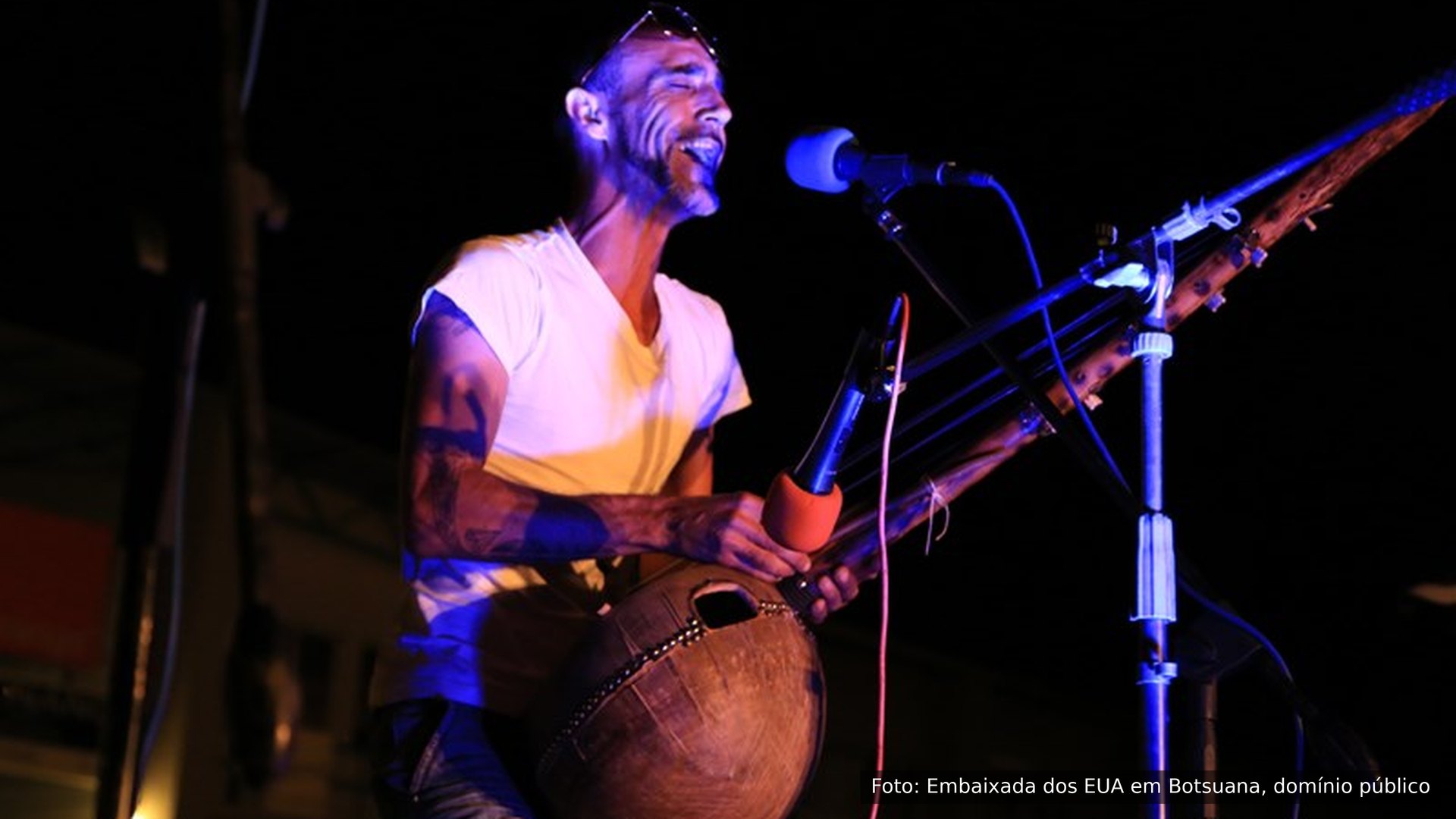Um músico no palco do Maun International Arts Festival, em Botsuana, em 2015