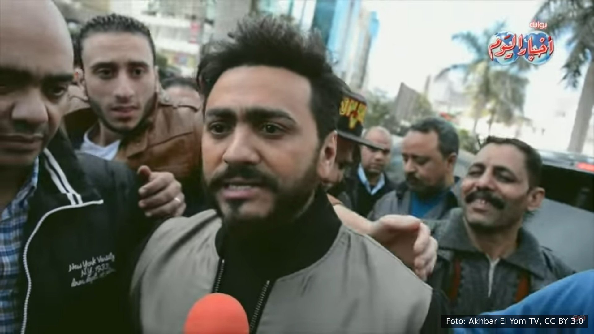 Tamer Hosny cercado de fãs no Egito