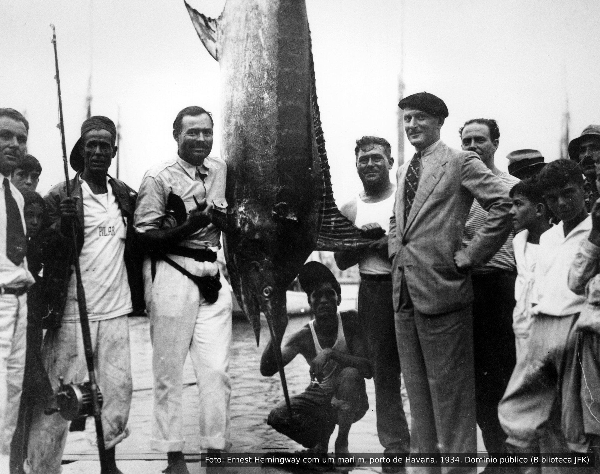 Ernest Hemingway com um marlim gigante no porto de Havana, 1934