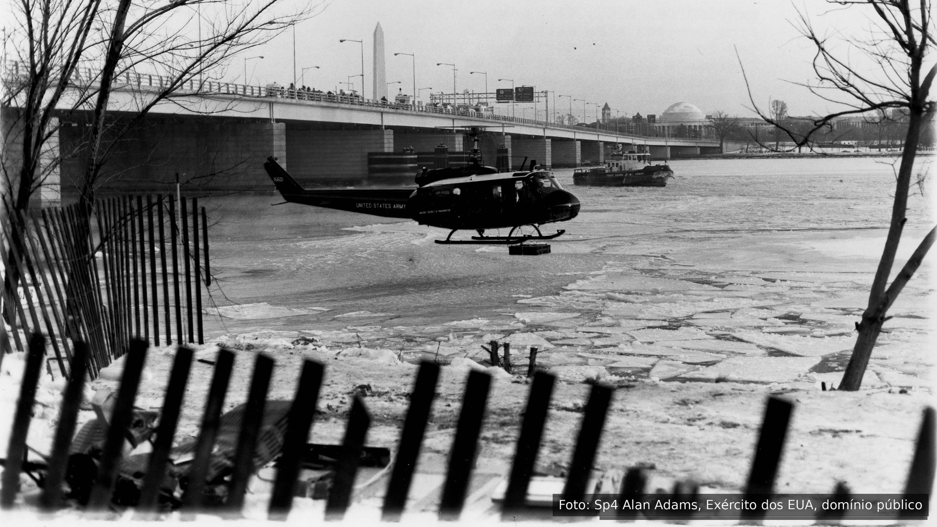 Um helicóptero sobre o rio Potomac congelado, ao lado da ponte da Rua 14, em janeiro de 1982