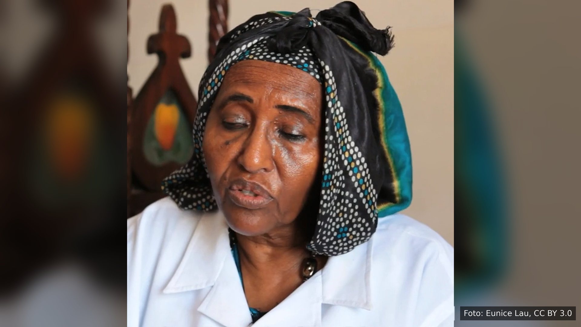 Dra. Hawa Abdi (Mama Hawa) de jaleco branco