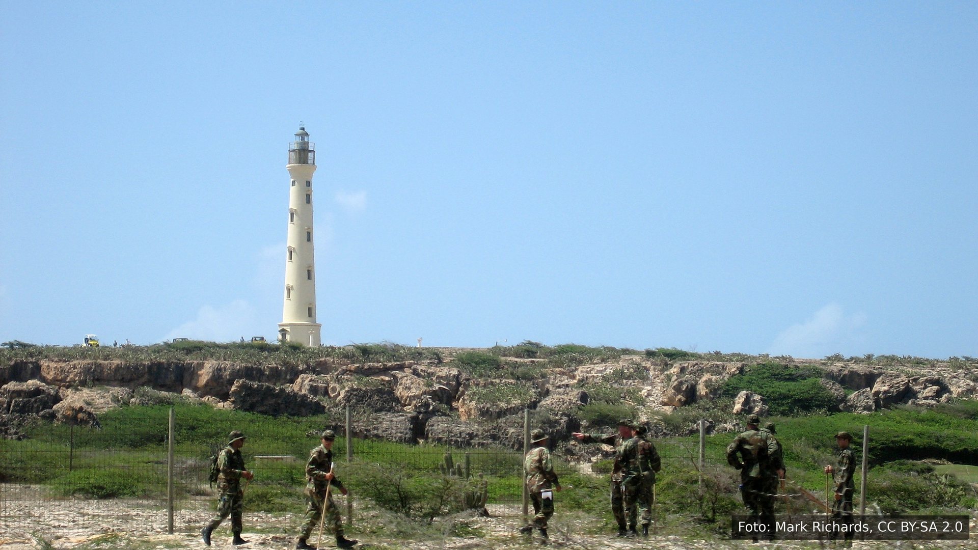Uma equipe de buscas perto do farol California, em Aruba, em 2005