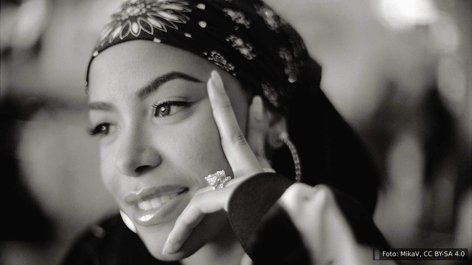 Aaliyah sorrindo em Berlim, em 2000