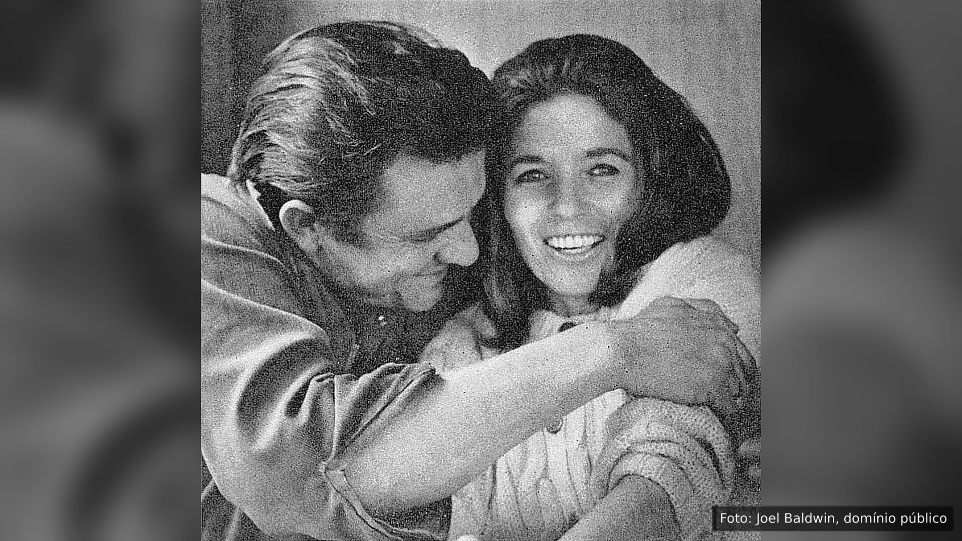 Johnny Cash abraça June Carter Cash, às gargalhadas, em 1969