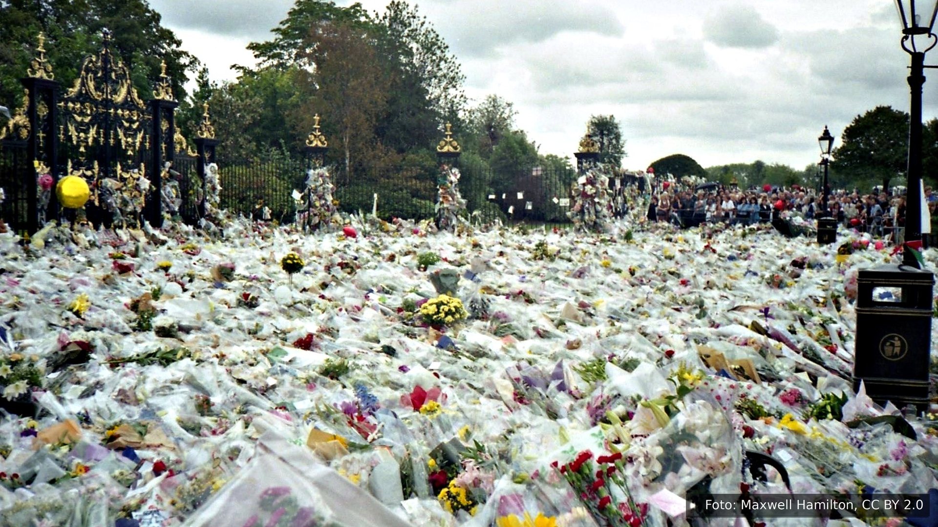 O mar de flores em frente ao Palácio de Kensington, em 1997