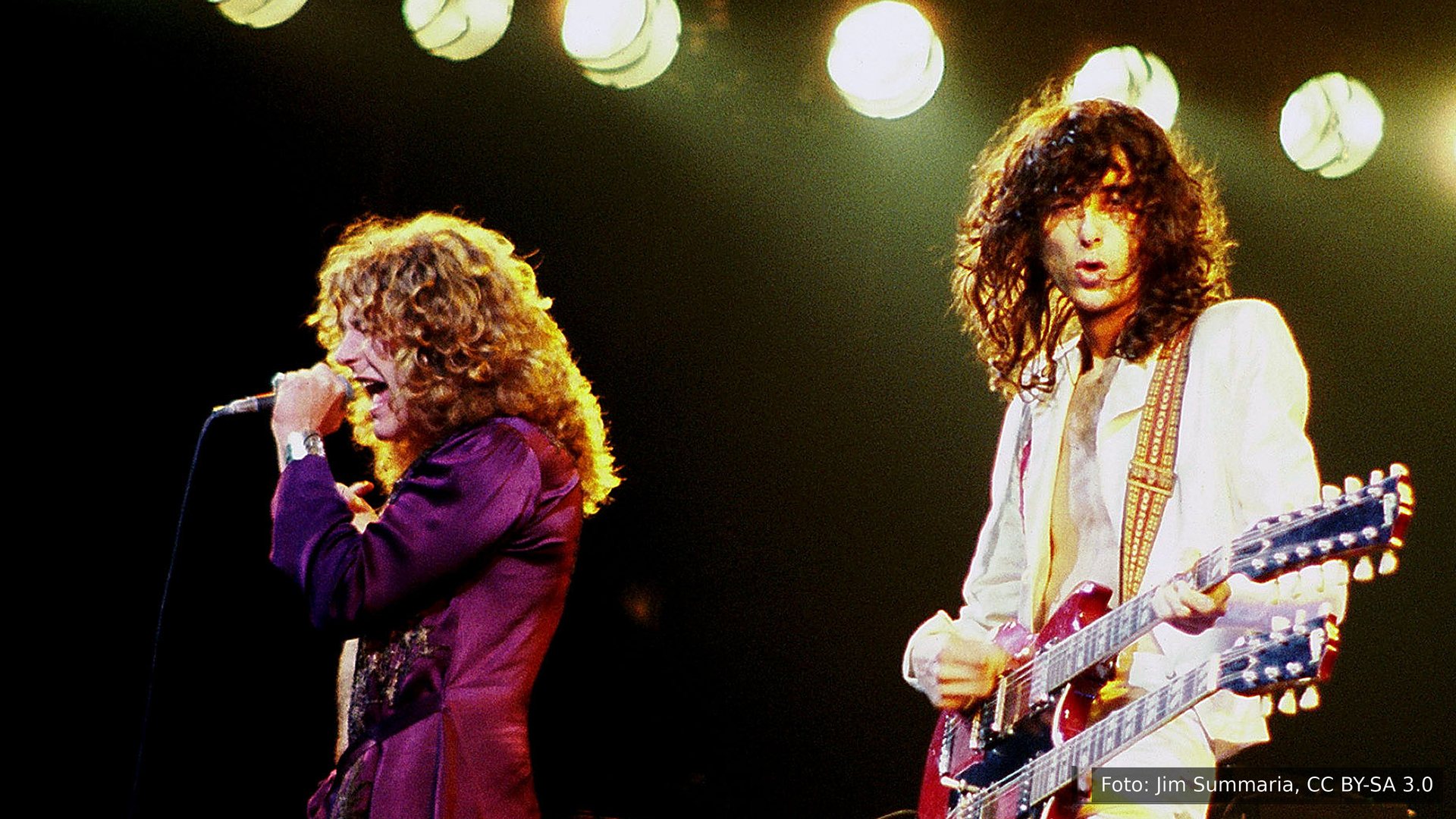 Robert Plant no palco com o Led Zeppelin, em 1977