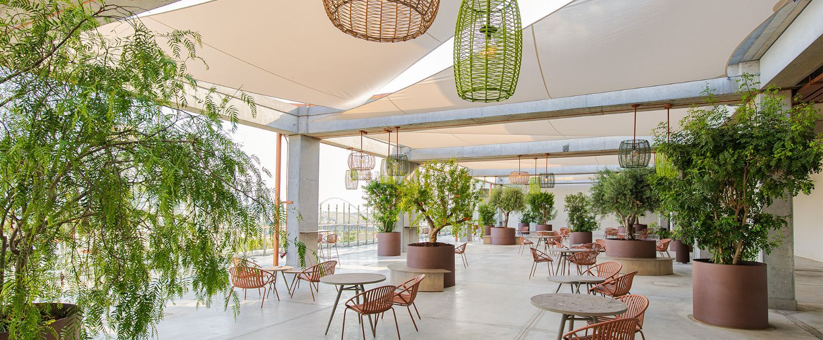 The Mall Athens: o terraço Urban Garden no andar de cima, com cafés e restaurantes