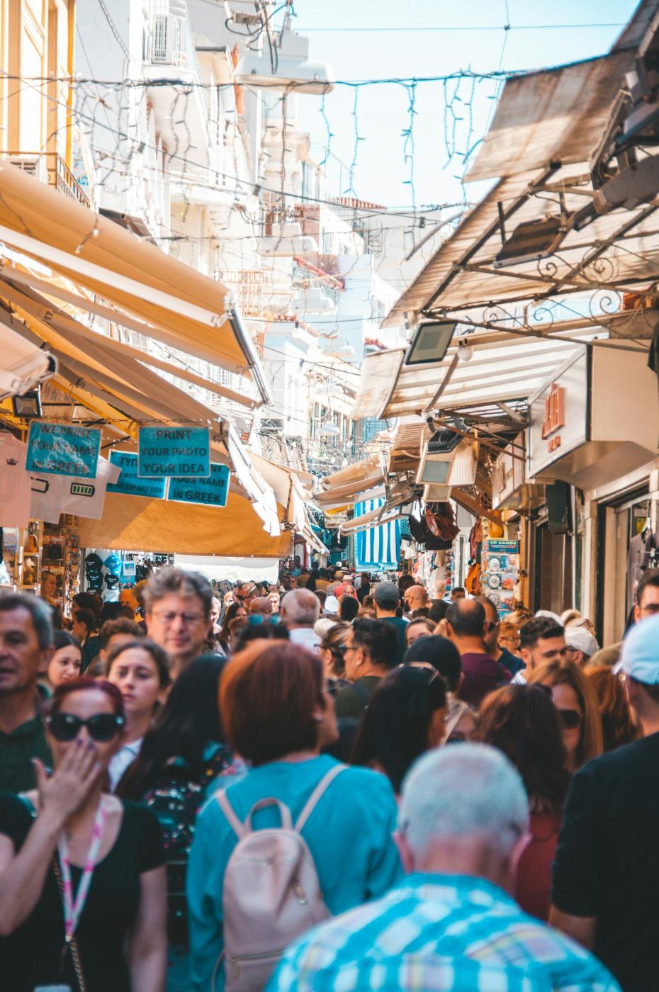 As vielas do mercado de Monastiraki, lotadas de gente