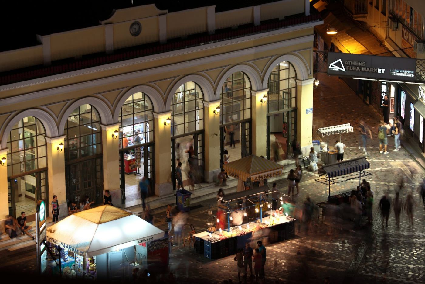 Monastiraki à noite, com a antiga estação toda iluminada