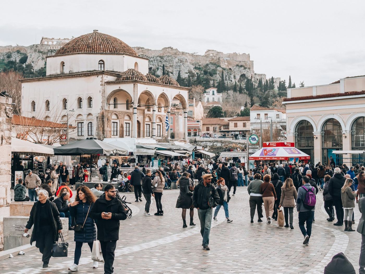 A Praça Monastiraki, fervilhando sob a Acrópole