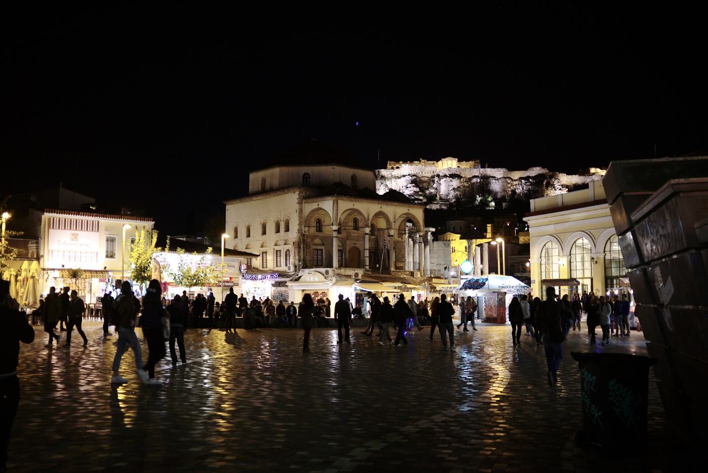 A Praça Monastiraki à noite, com a Acrópole iluminada lá no alto