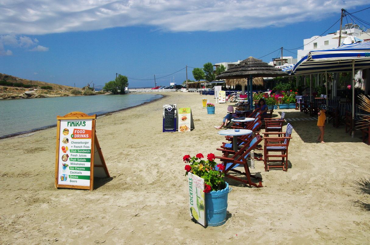 A praia de Agios Georgios, a dois passos da cidade de Naxos: cafés na areia