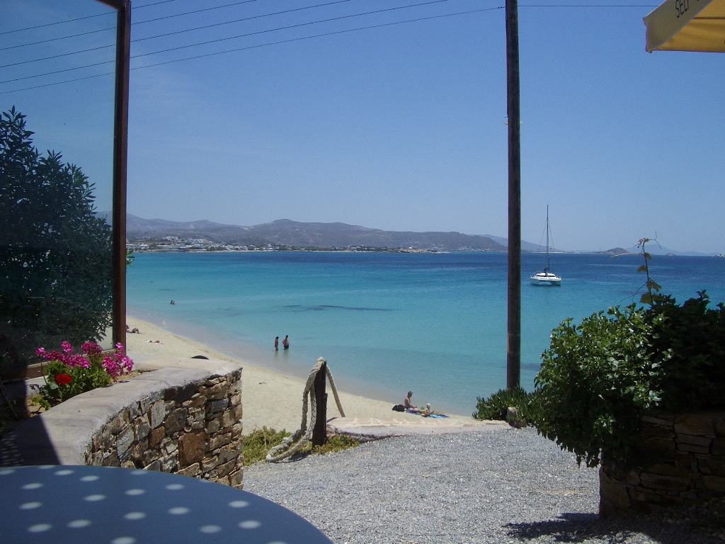 Almoço com vista: uma mesa de taberna sobre a praia de Agios Georgios