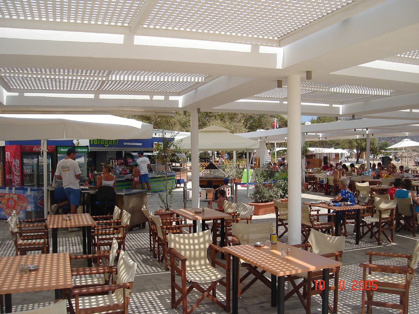 Um bar de praia à sombra em Varkiza