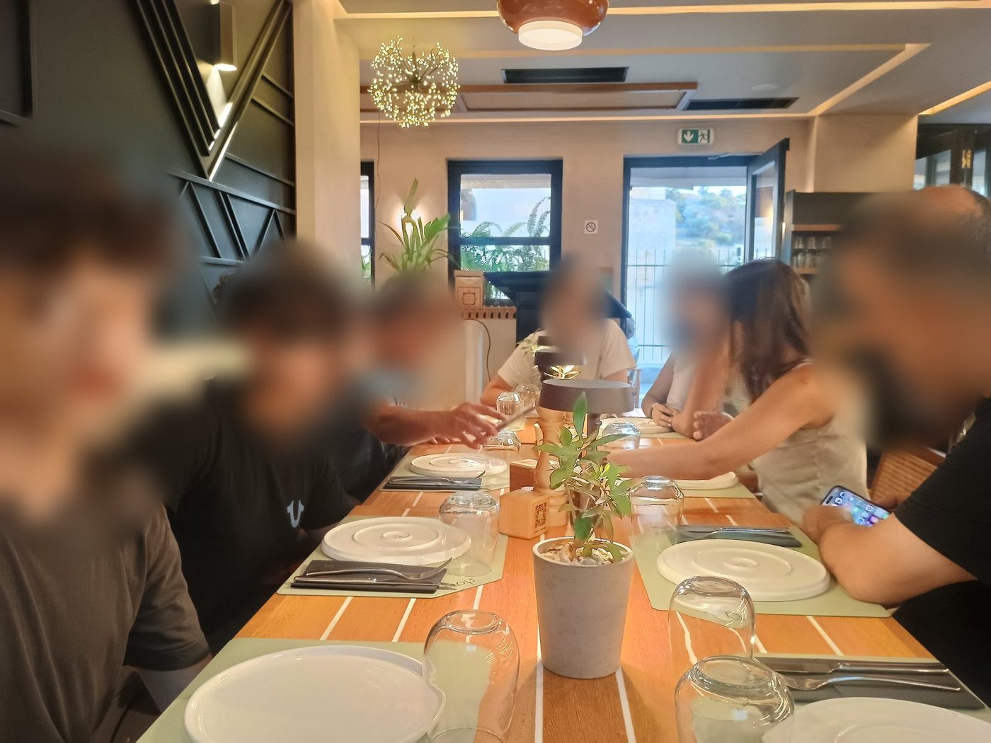 O grupo todo à mesa para o jantar, em Atenas
