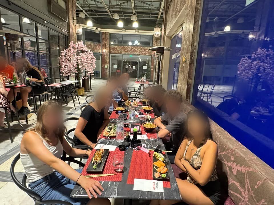 Uma noite de sushi com a turma em Atenas