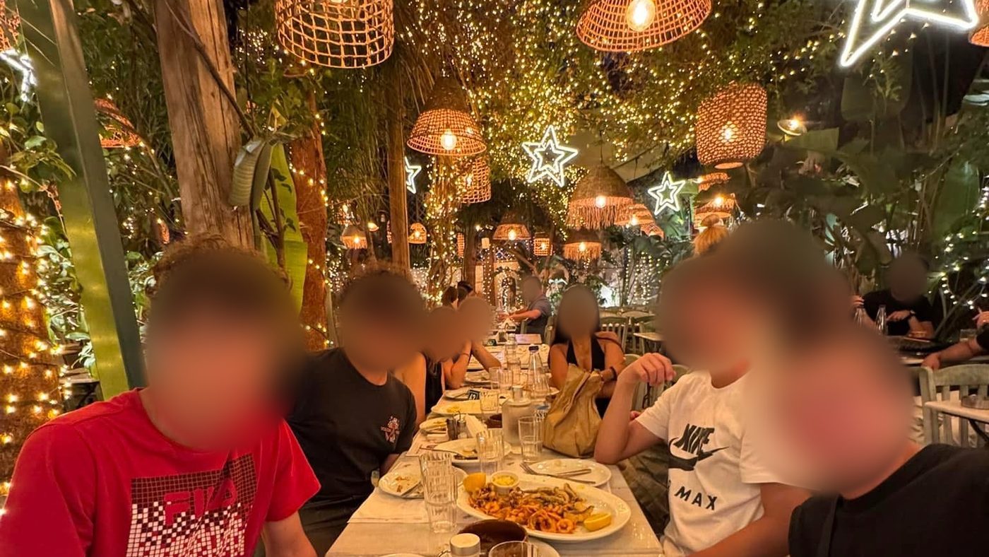 Jantar todos juntos numa taverna cheia de luzinhas, em Atenas