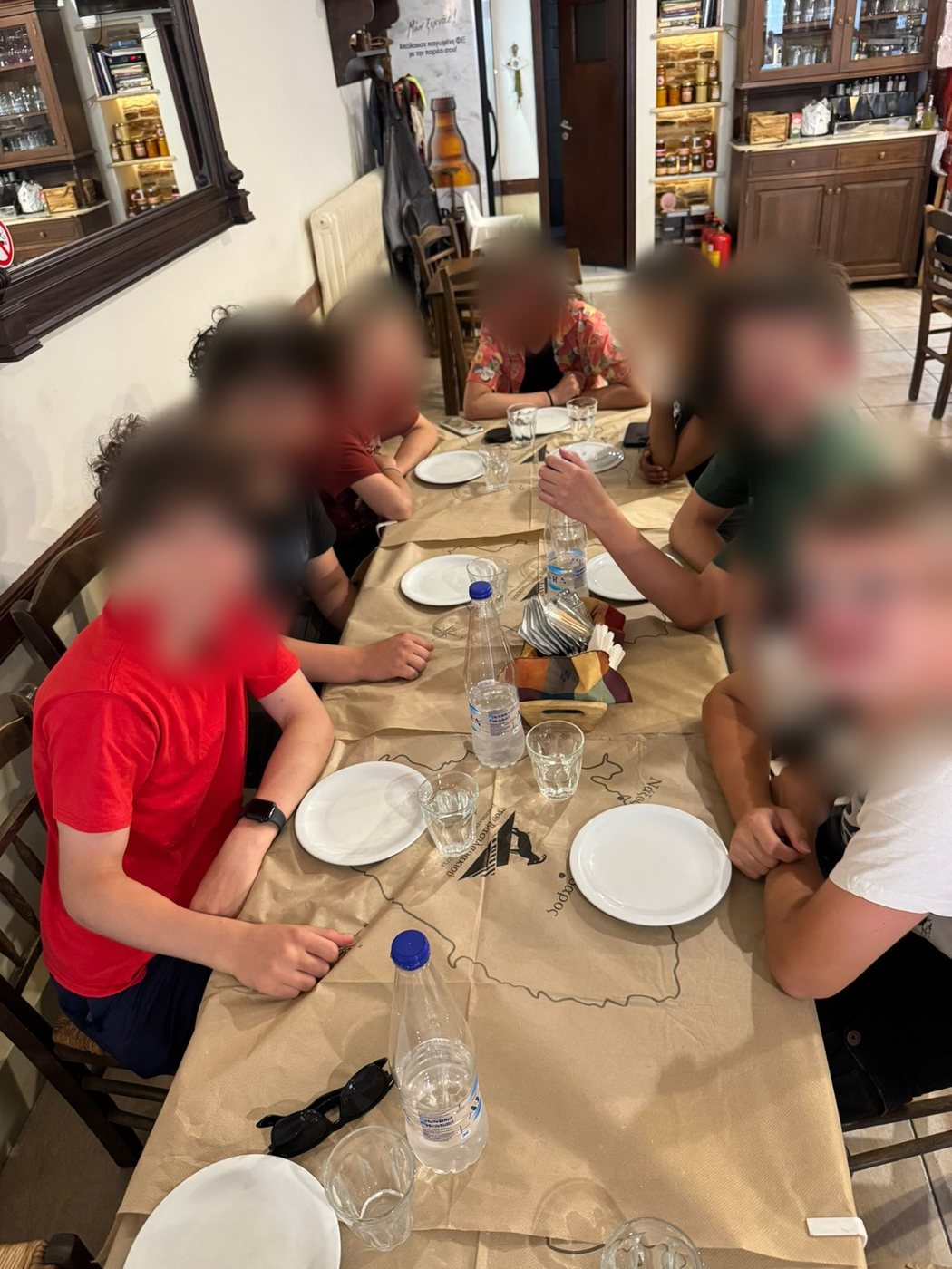Almoço numa taverna de grelhados na aldeia de montanha de Kinidaros, Naxos