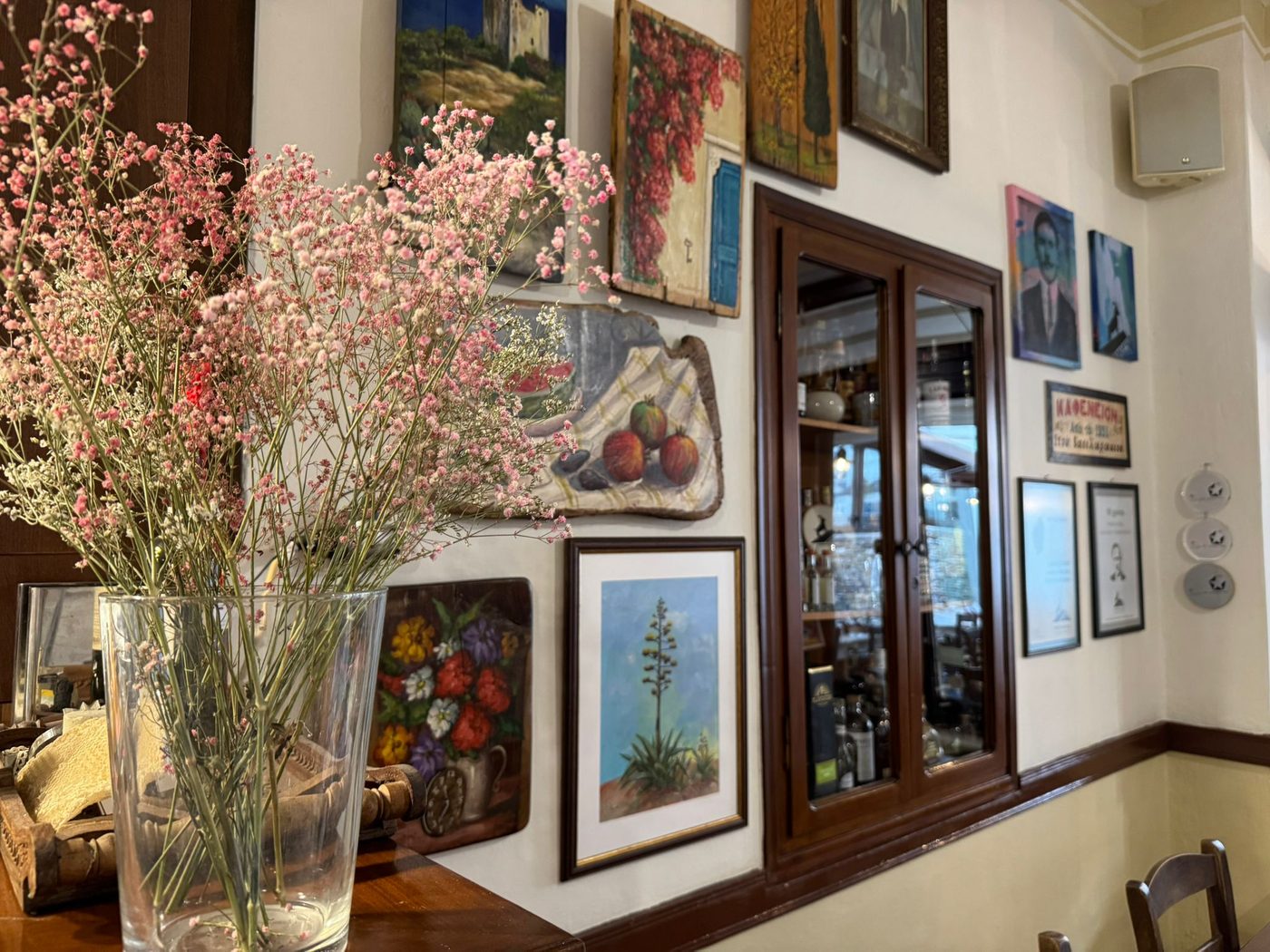 Dentro de um café de vilarejo em Kinidaros, Naxos