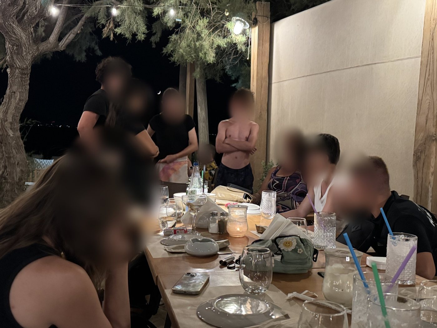 Jantar debaixo das árvores numa noite quente, em Naxos