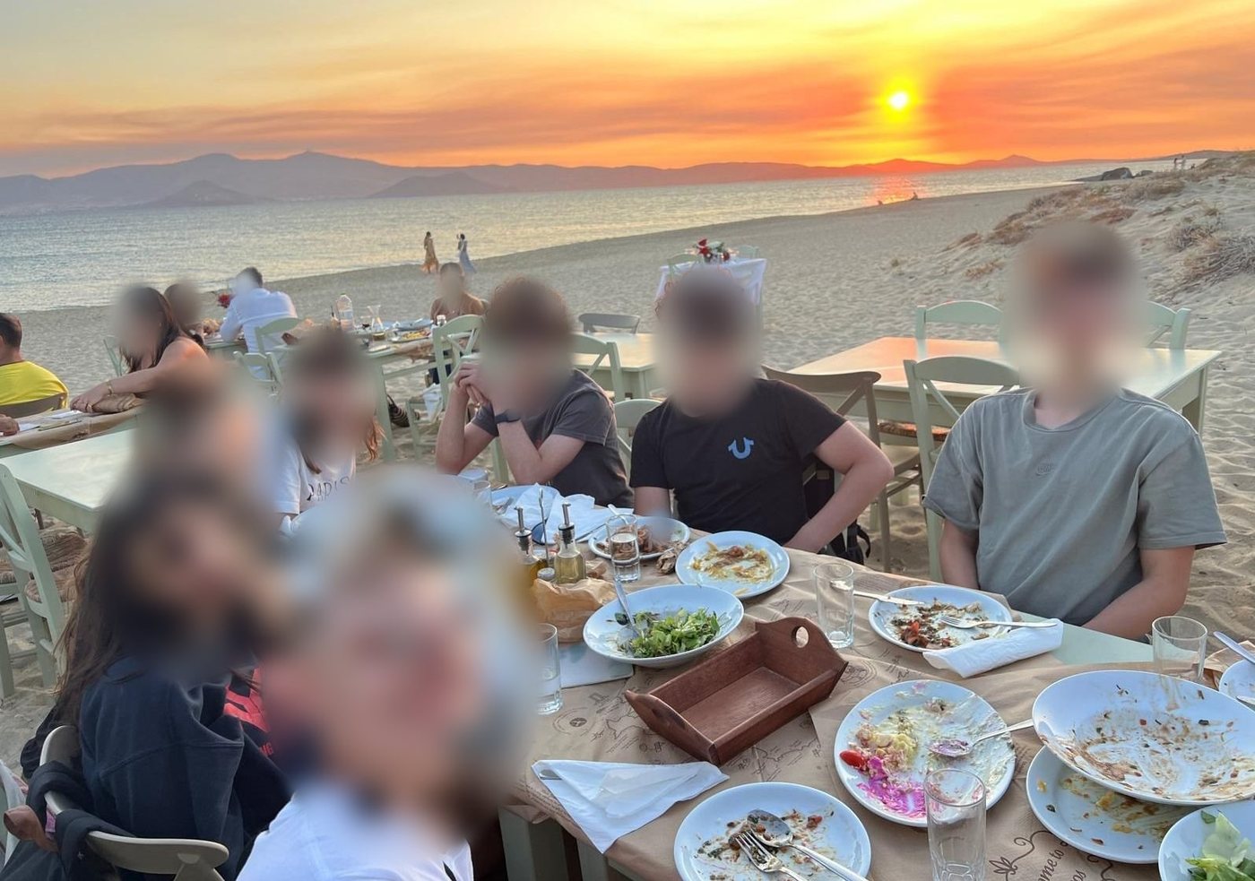 Jantar na areia da praia de Maragas, em Naxos, ao pôr do sol