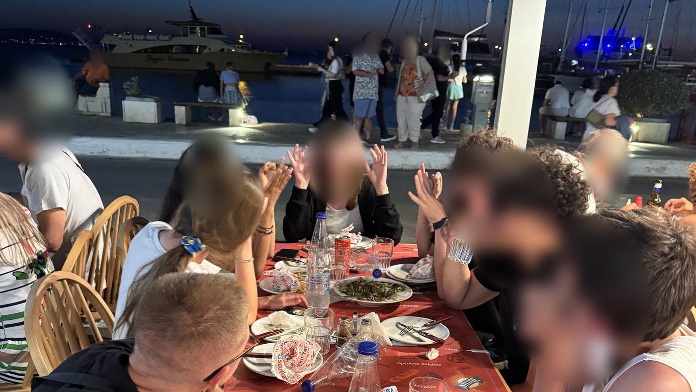 Souvlaki e gyros à noite, na orla de Naxos