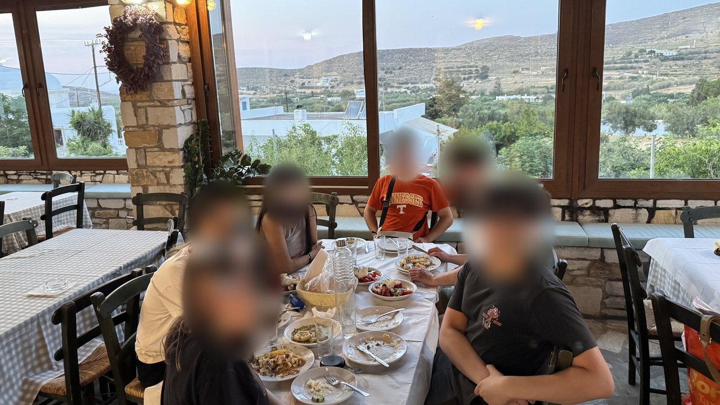 Jantar todos juntos numa taverna de vilarejo com vista, em Naxos