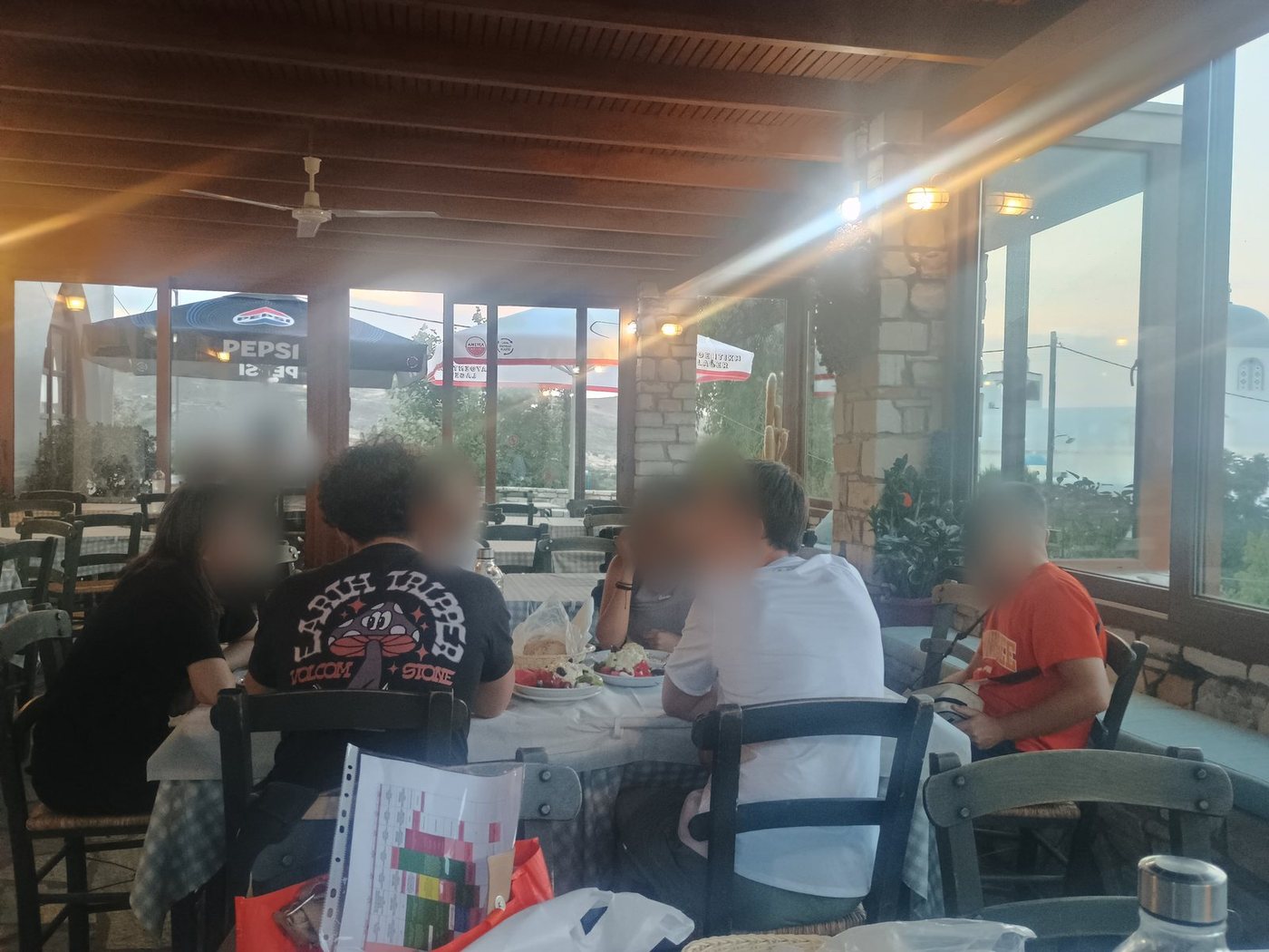 Saladas gregas e pão caseiro numa taverna, em Naxos