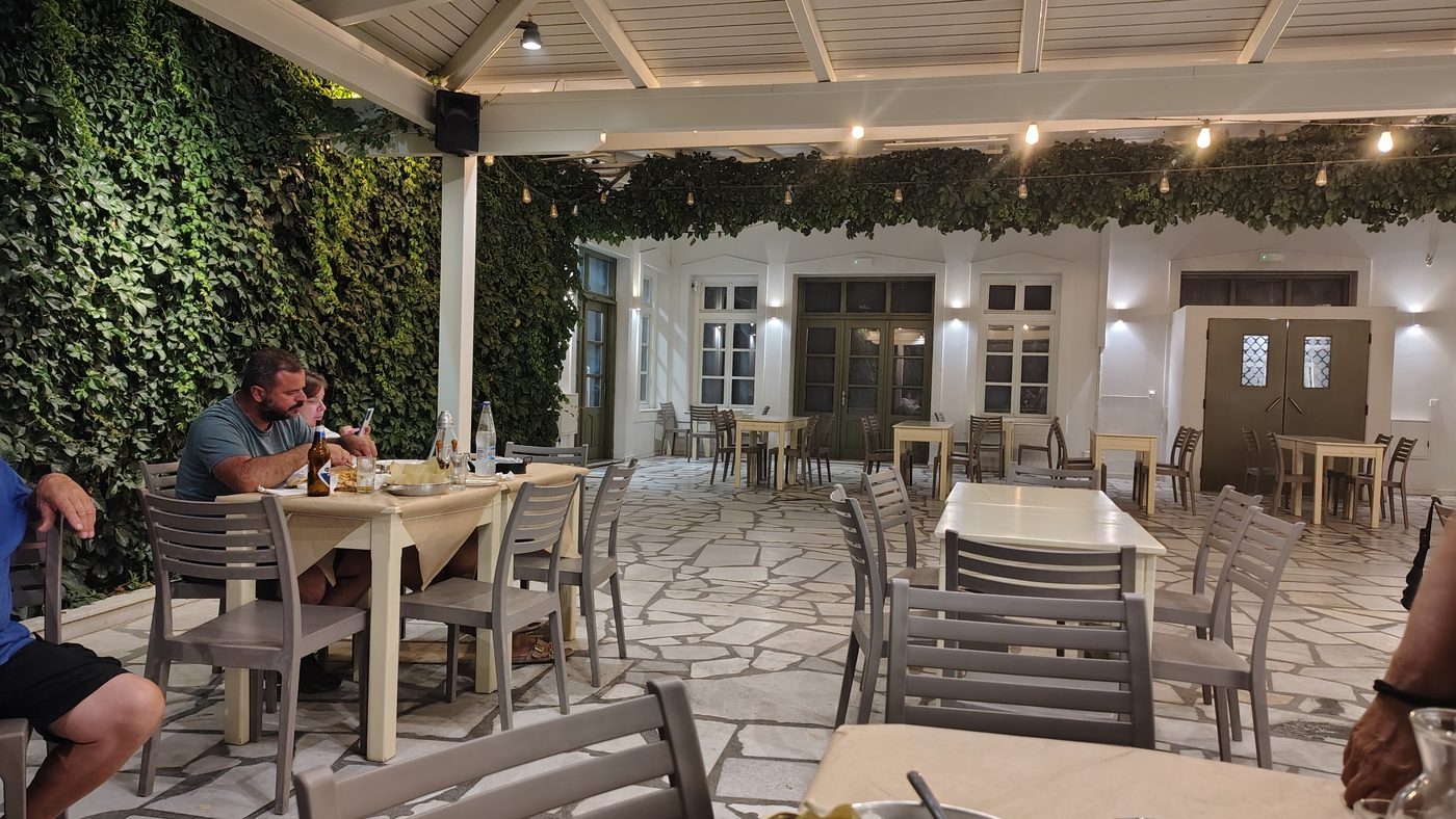 O pátio sombreado de uma taverna no vilarejo de Potamia, Naxos