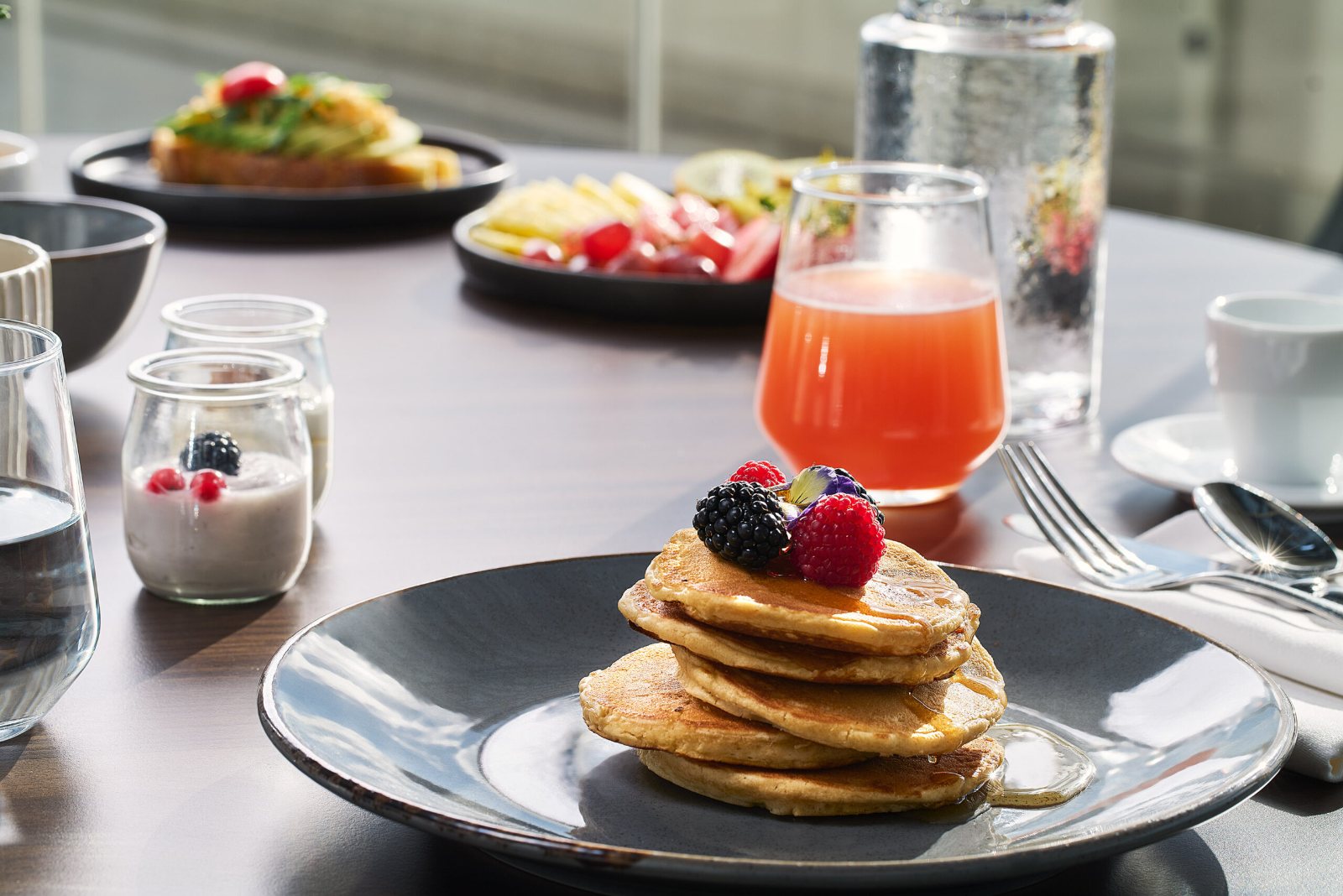Panquecas com frutas vermelhas e suco no café da manhã, em Atenas