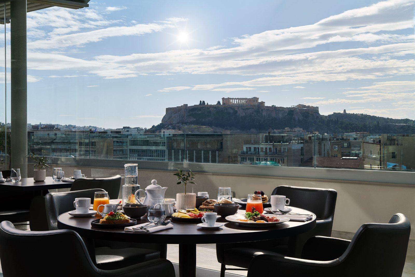 Café da manhã no terraço do hotel com vista para a Acrópole, em Atenas