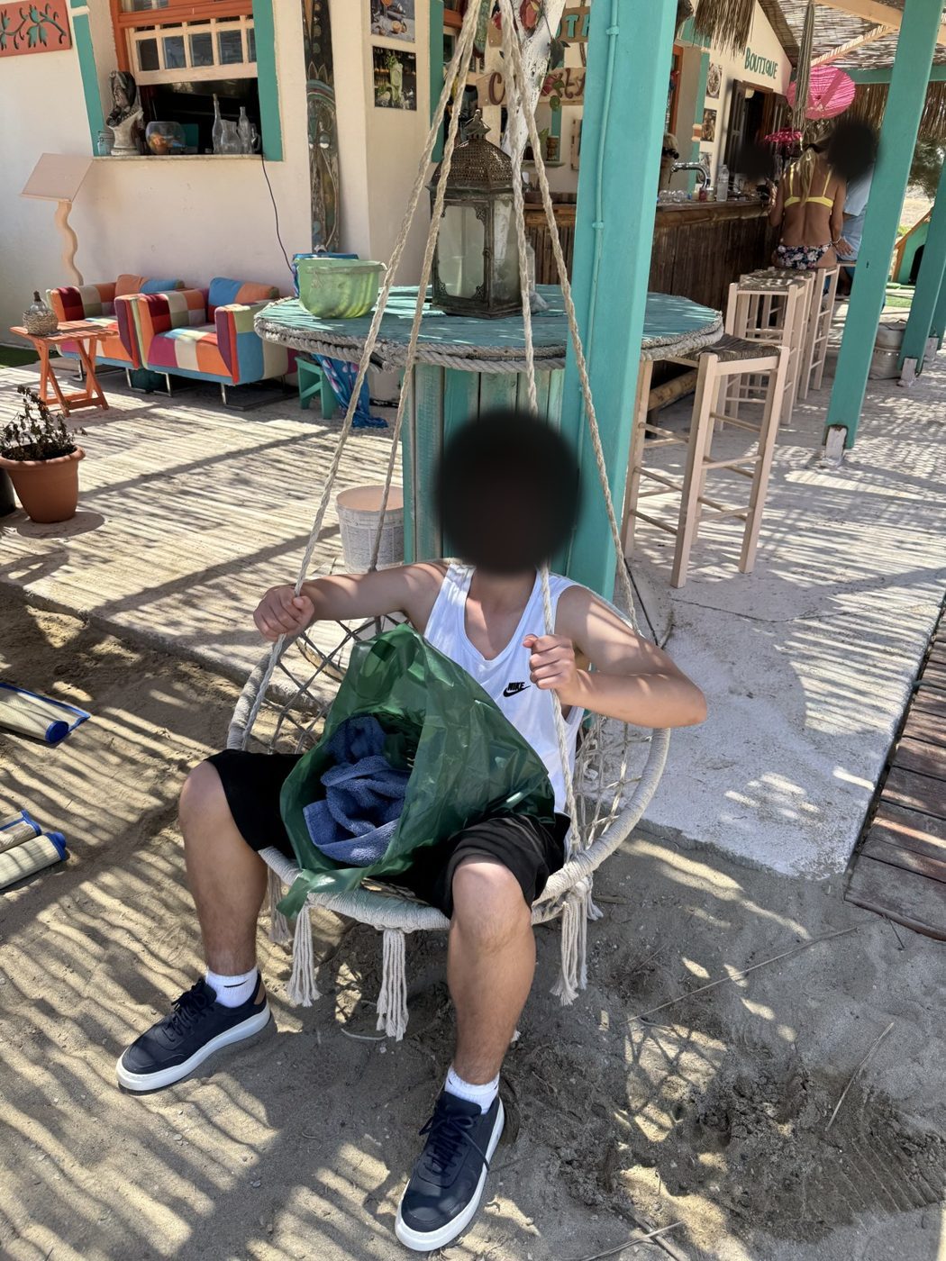 Uma cadeira suspensa no bar de praia