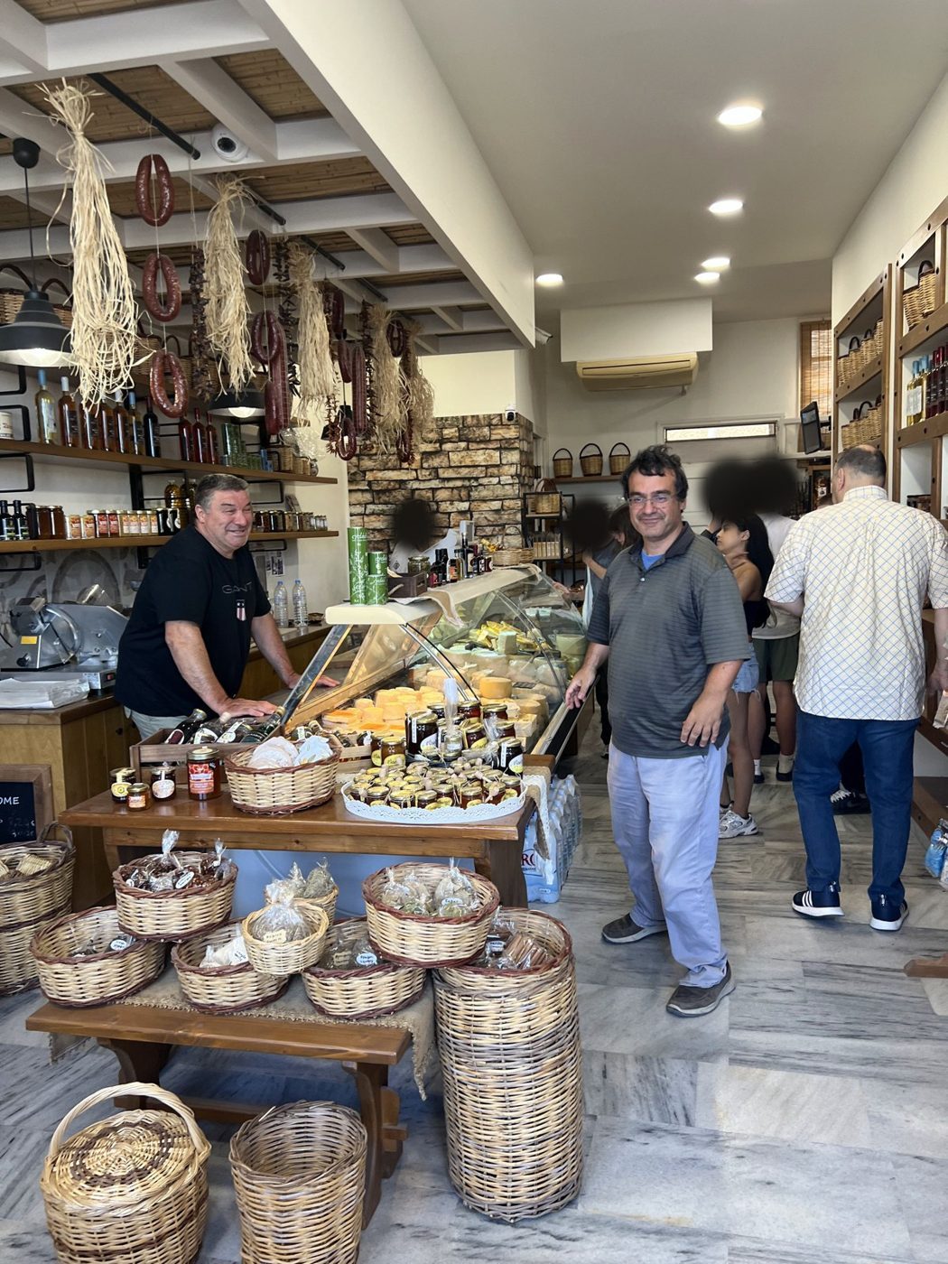 Uma charcutaria na cidade de Naxos que vende o queijo da quinta Sideris