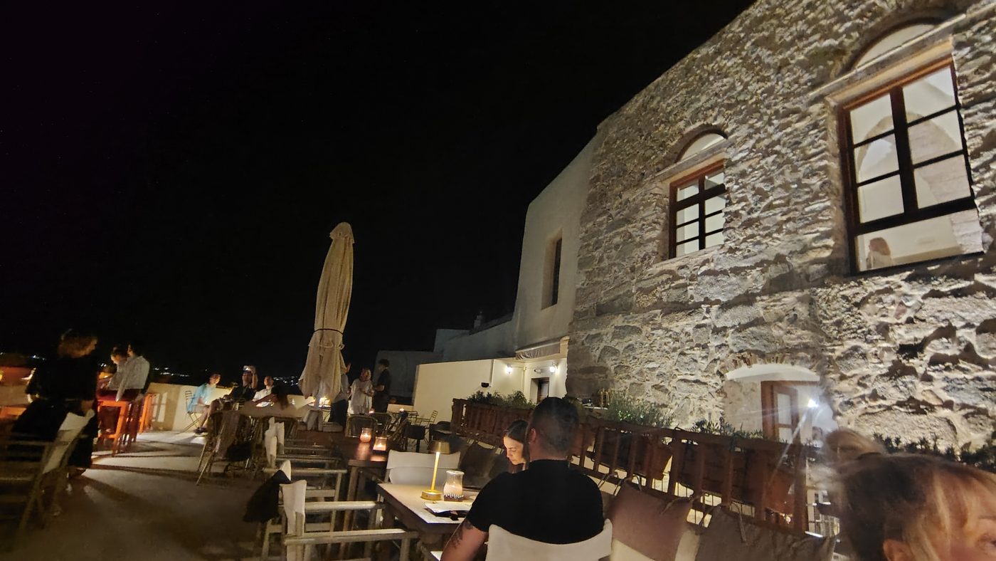 Um terraço à noite no Kastro, o antigo bairro do castelo da cidade de Naxos