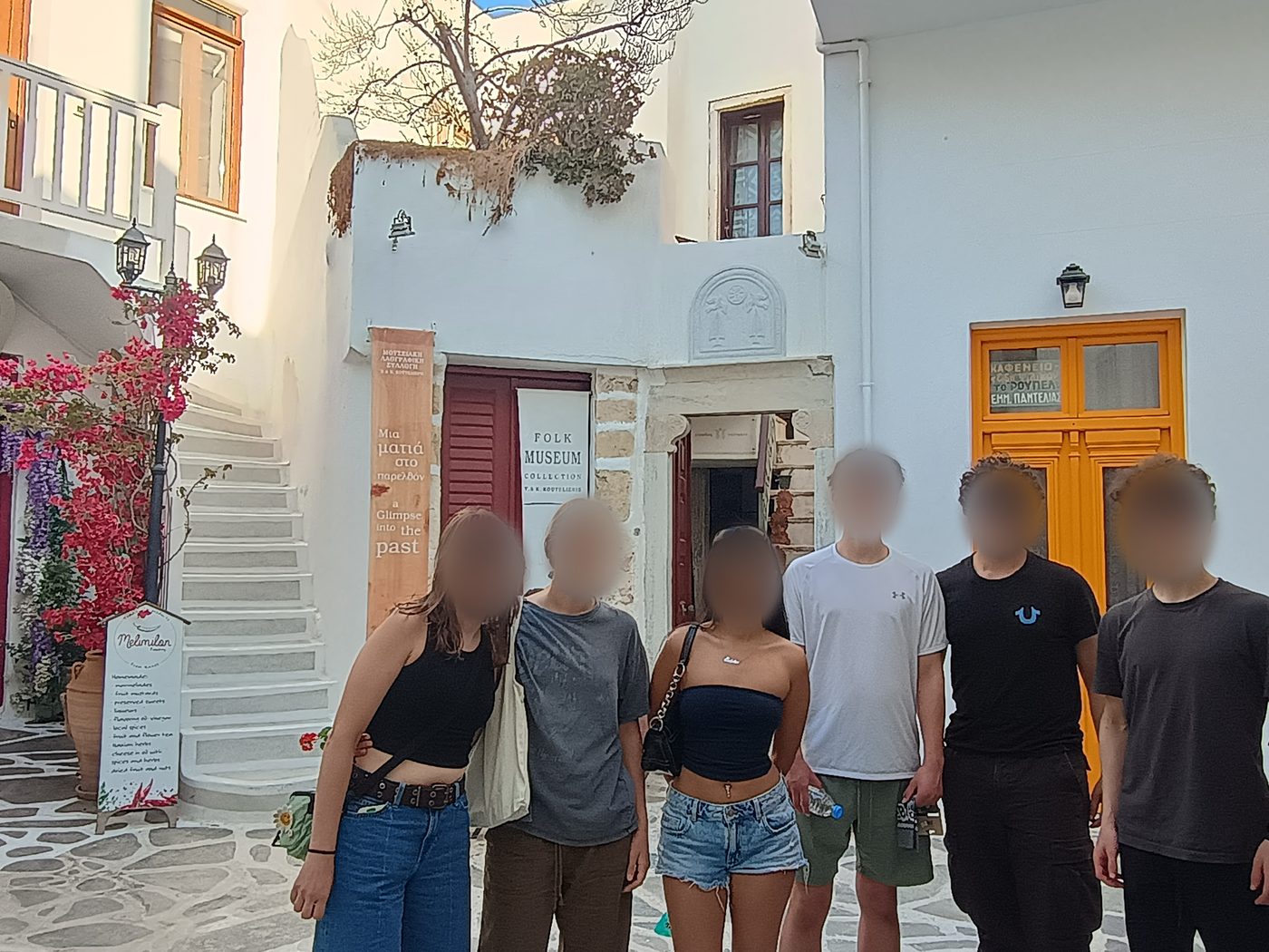 Estudantes nas ruelas brancas do Kastro, em frente ao museu folclórico