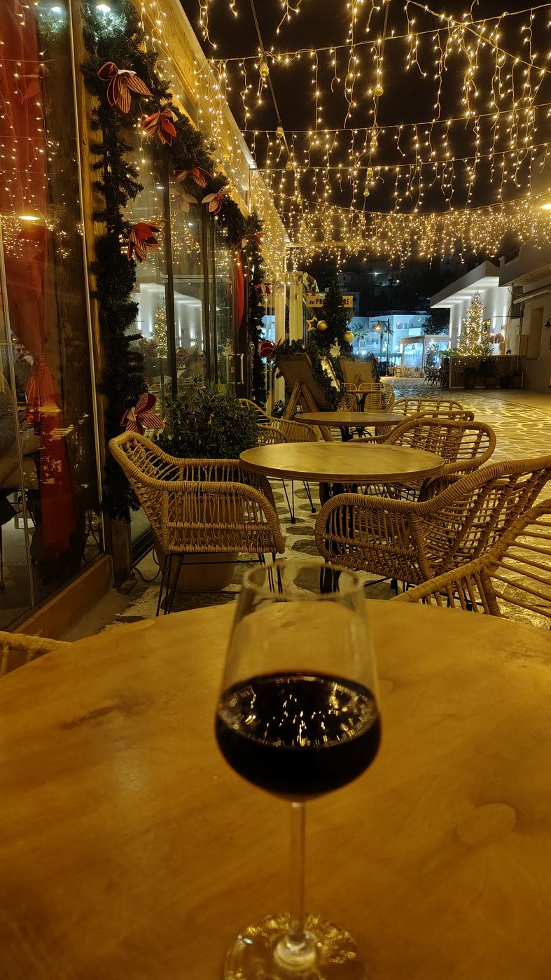 Mesas de café sob luzinhas na orla de Naxos