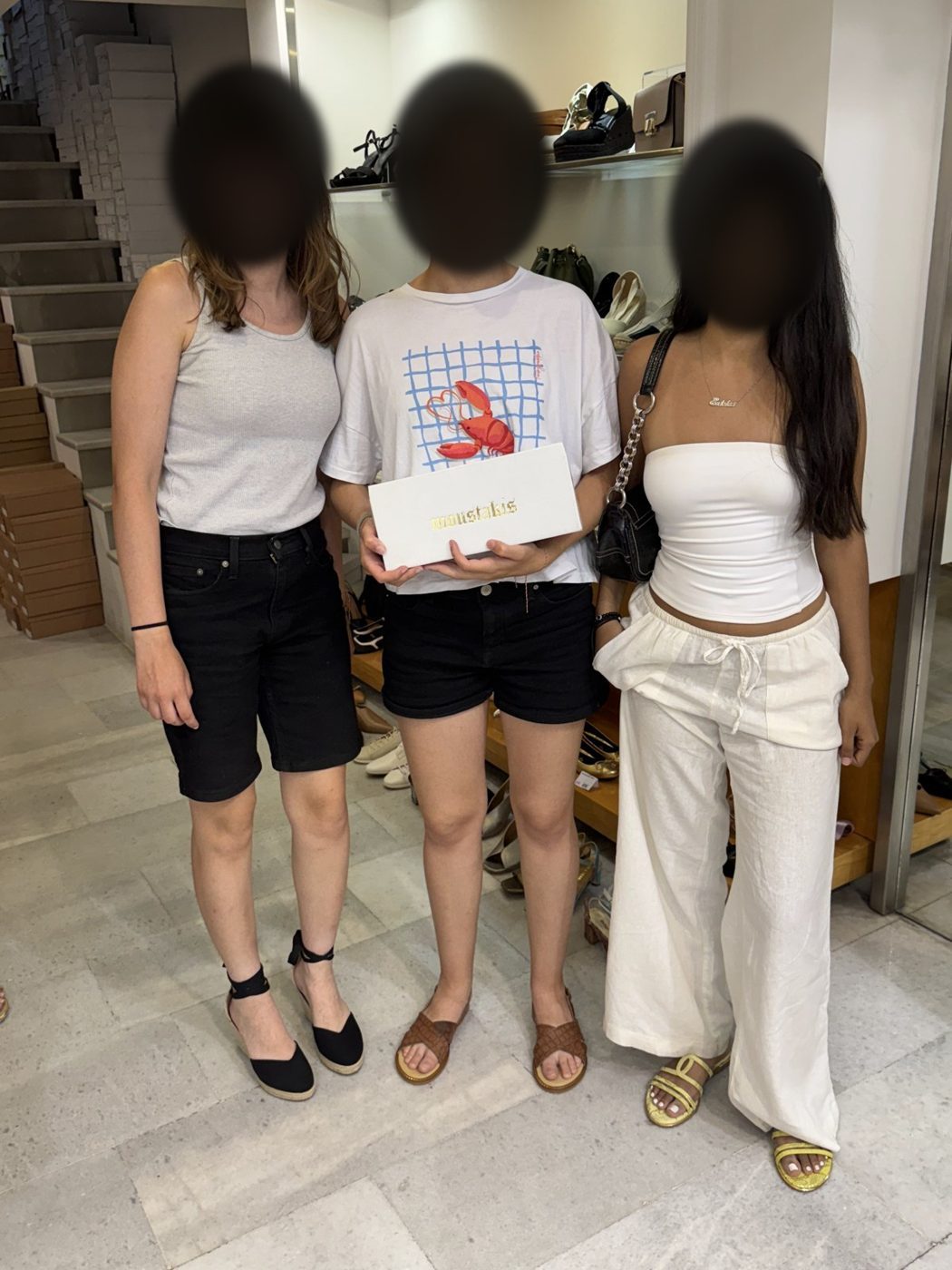 Caixas de sapatos na mão depois das compras