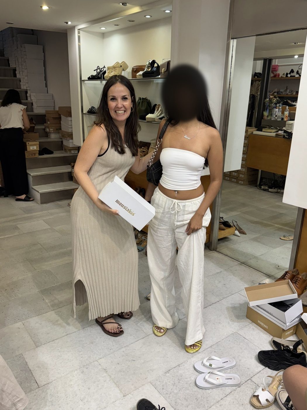Sapatos novos, escolhidos com uma monitora