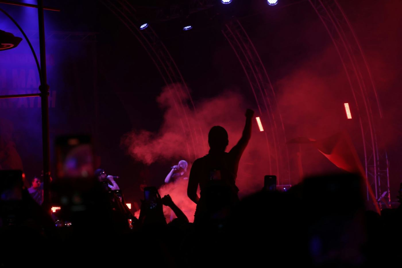Mãos para o alto num show em Atenas