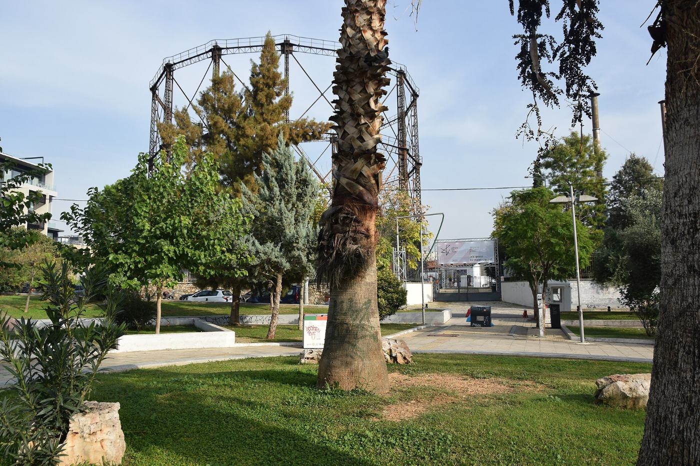A praça junto à Technopolis de dia, com o gasômetro ao fundo
