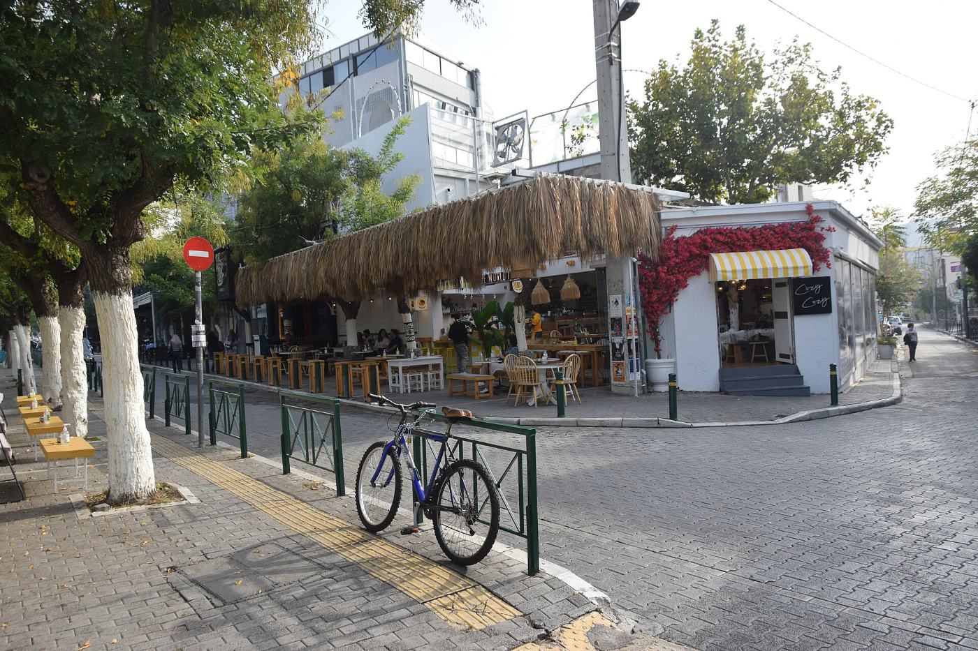 Uma esquina de cafés nas ruas de Gazi