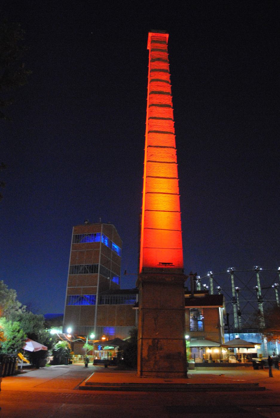 Gazi à noite: a chaminé iluminada de vermelho da antiga usina