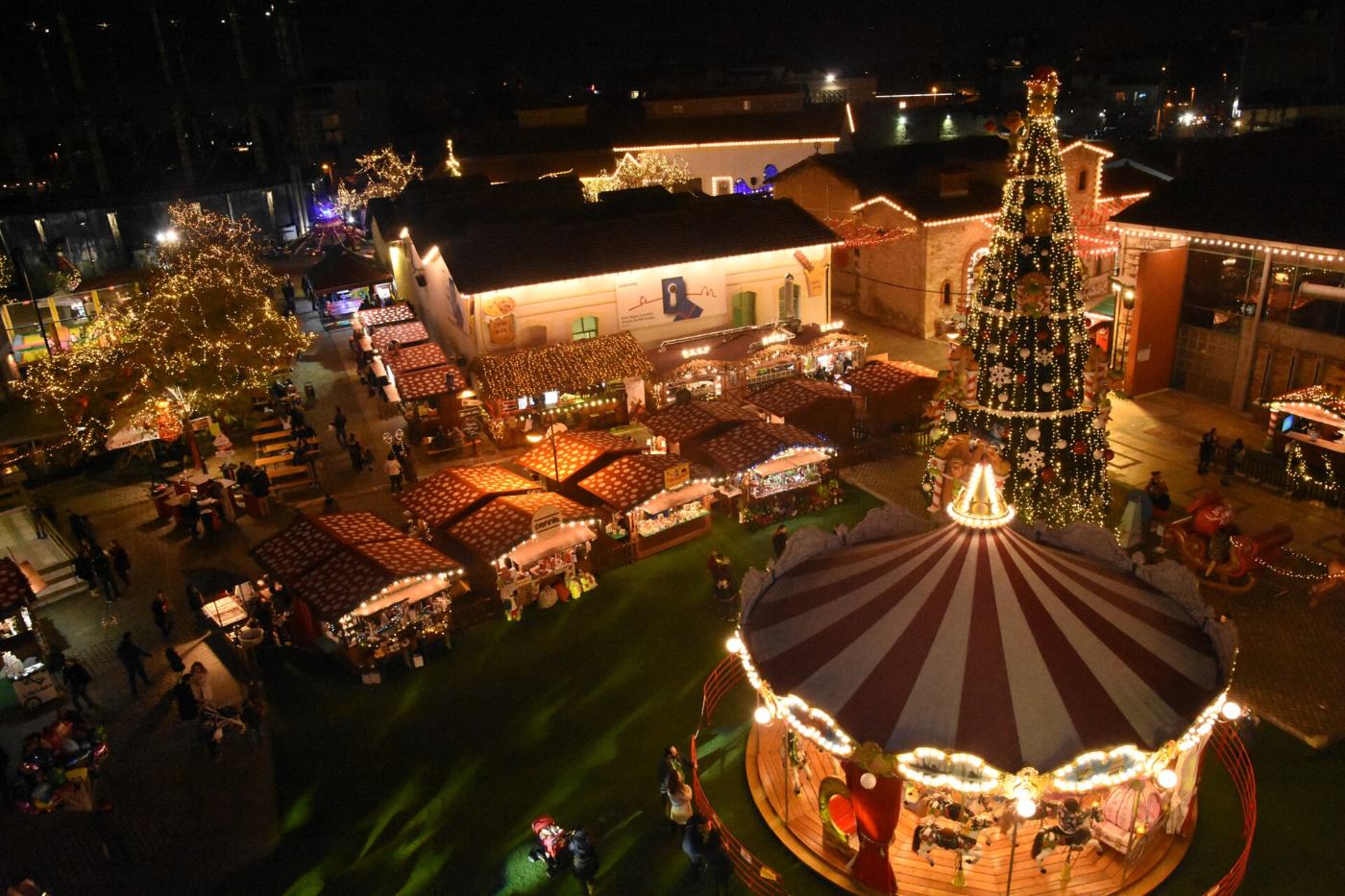 A Technopolis iluminada à noite para um festival