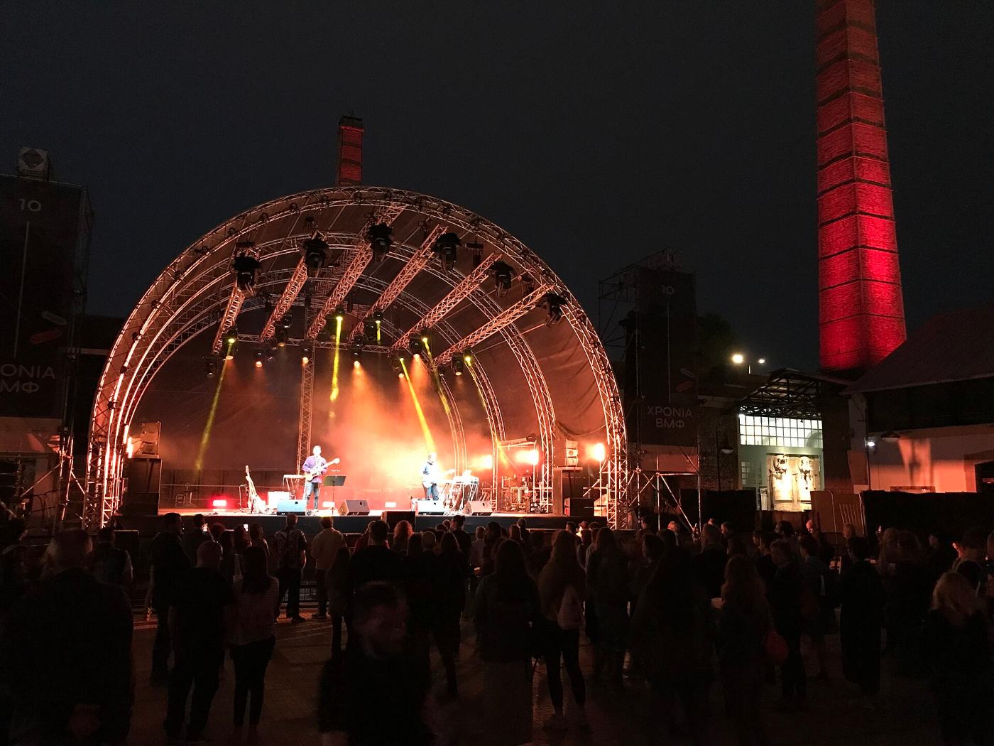 Um show ao vivo na Technopolis, sob a velha chaminé da usina de gás