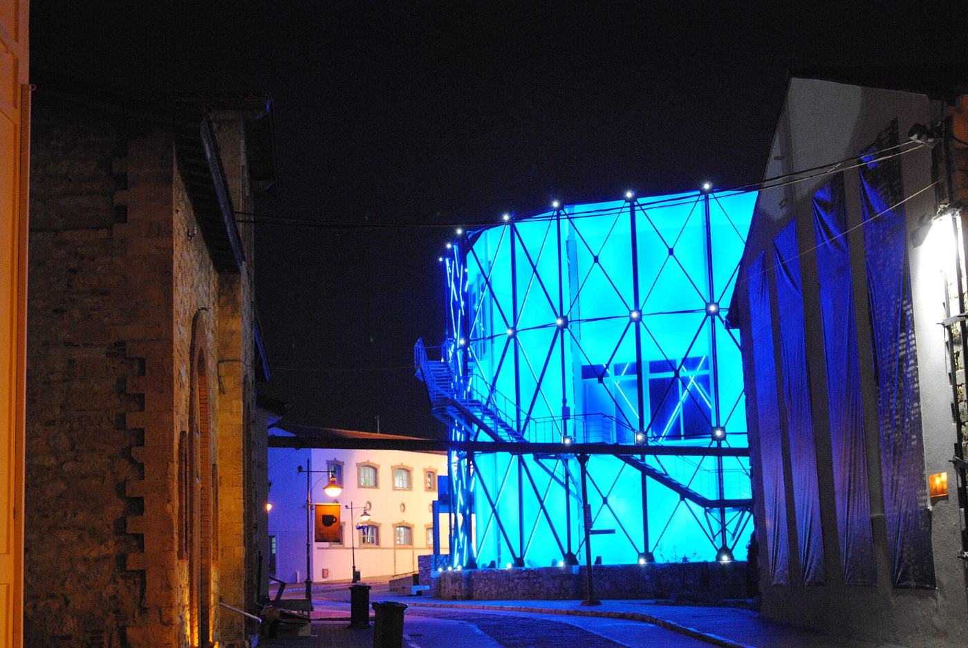 O gasômetro iluminado de azul à noite